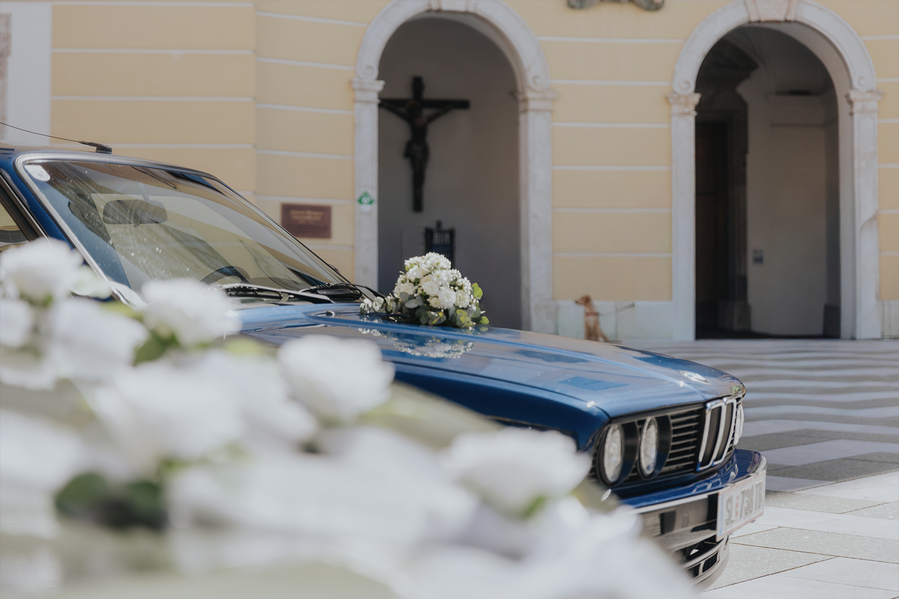 Hochzeitsauto vor der Kirche